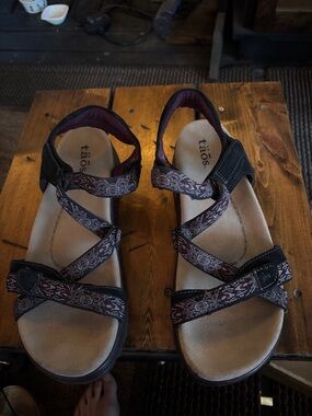 Taos Footwear Women's Burgundy and Black Patterned Strappy Sandals